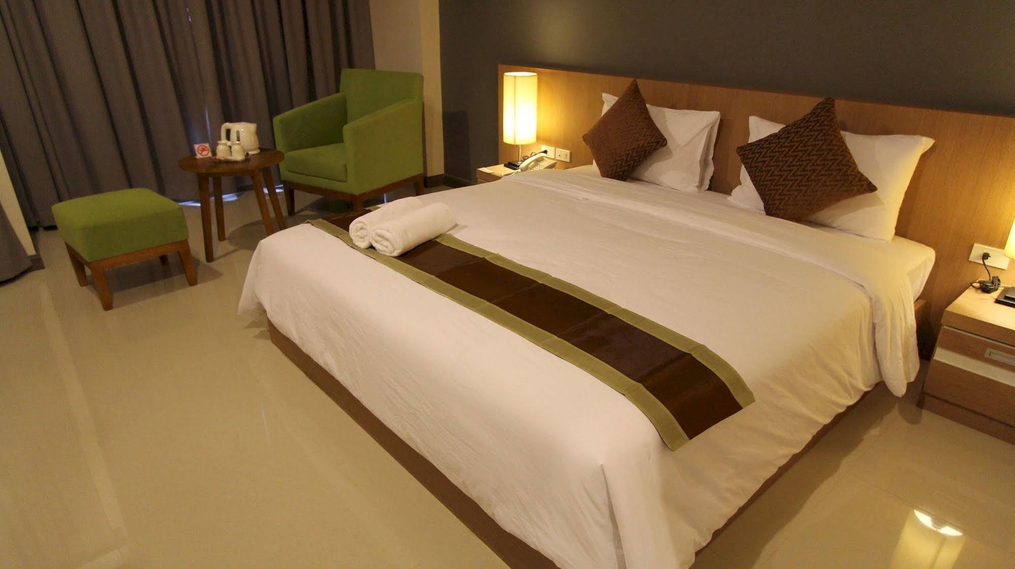 Hotel S Tara Grand Surat Thani Exteriér fotografie